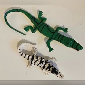 2 Alligator Toys Cake Topper Toy Action Figures one green one white  
Safari